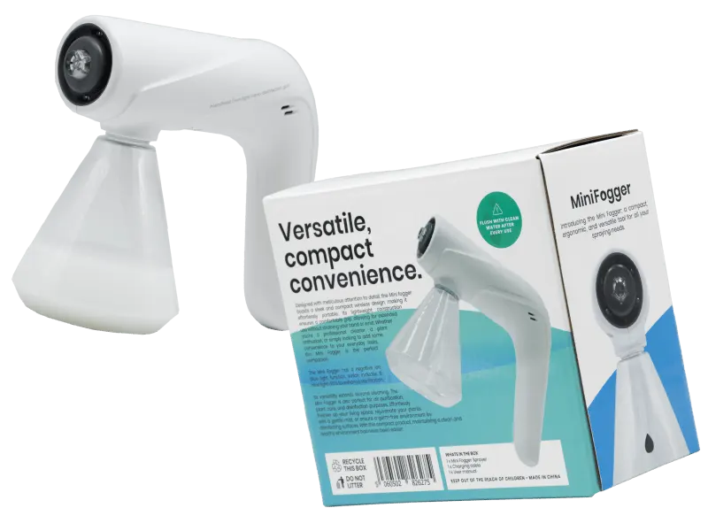 Eine weiße, handgehaltene MiniFogger Desinfektionsspray-Pistole mit einem transparenten Tank schwebt links, während rechts die dazugehörige Produktverpackung schräg abgebildet ist, alles vor einem transparenten Hintergrund
