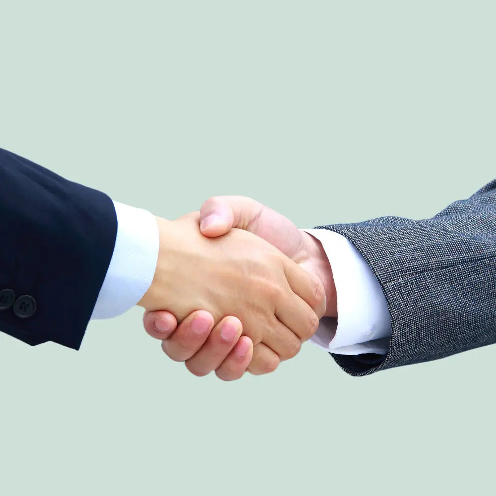 Zwei Geschäftspartner schütteln sich die Hand; zu unseren B2B-Konditionen für gewerbliche Kunden